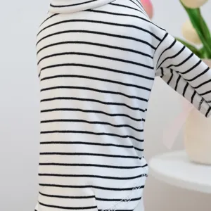 Maglietta per animali a righe bianche e nere, comodi vestiti in maglia per piccoli cuccioli.
