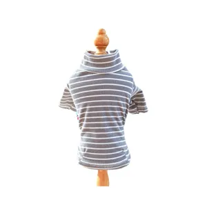 Maglione dolcevita a righe grigie e bianche per animali, comodi vestiti invernali per cuccioli.