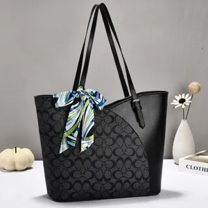 Detailansicht der Damen Casual Tote Tasche mit Monogramm Muster und schickem Seidentuch.