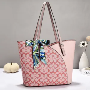 Rosa Monogramm Shopper Tasche mit Seidenschal Detail, stylische Schultertasche für Damen.