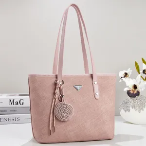 Κομψή ροζ γυναικεία τσάντα ώμου shopper με πλεκτό μενταγιόν και μεταλλικό λογότυπο.