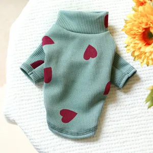 Groen geribbeld huisdier hondenbasis shirt met rood hartjespatroon voor kleine puppy comfortabel