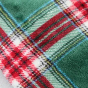 Weiche Plaid-Stoffdetailaufnahme des weihnachtlichen Haustier-Badetuchs mit kuscheliger Textur.