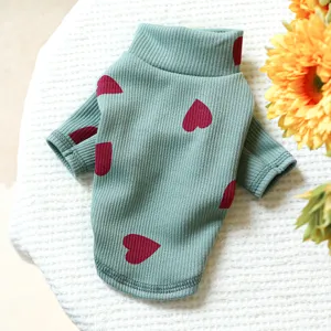 Schattige kleine hond geribbelde trui met rode hartprint, zachte comfortabele huisdierkleding.