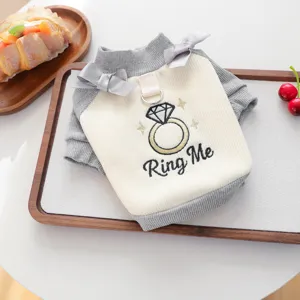 Detailansicht des grauen und weißen Haustierpullis mit niedlicher Diamantring-Stickerei.