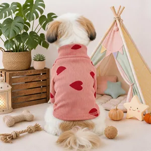 Schattige roze hondentrui met col en rode hartjes, zacht en comfortabel voor kleine honden