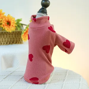 Schattig roze huisdierhemd met hartjes voor kleine honden, zachte ribstof, comfortabele pasvorm.