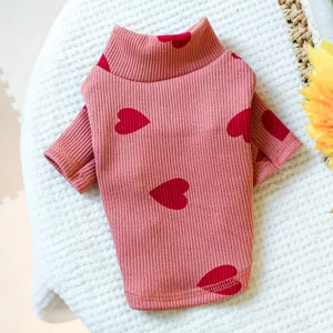 Schattig roze hartjes huisdier basisshirt voor kleine honden gedetailleerd zachte stof textuur.