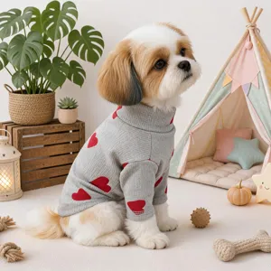Gezellige hondentrui met col en rode hartjesprint, zacht gebreid basislaagkledingstuk voor puppy's.