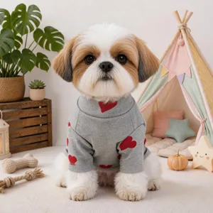 Grijze trui voor huisdieren met rode harten, comfortabele coltrui voor kleine honden.