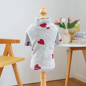 Grijs huisdier t-shirt voor kleine honden met rode hartjesprint en geribbelde kraag.