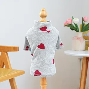 Grijze geribbelde huisdier-koltrui met rode hartenprint voor kleine honden, comfortabele huisdierkleding.