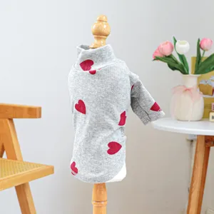 Schattige grijs hondentrui met rode hartprint, comfortabele gebreide coltrui voor kleine pups.