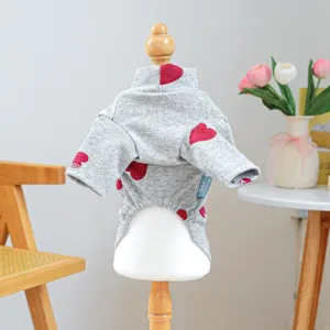 Grijs huisdier honden kleding met rode hart print, zachte ribstof, comfortabel dagelijks shirt.
