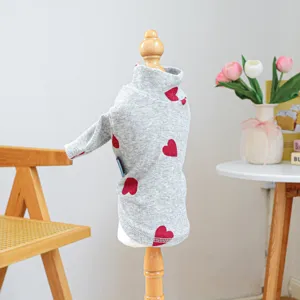 Grijs huisdier trui voor kleine honden, comfortabele col met leuke rode hartjes print.