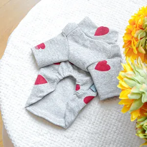 Schattige grijze huisdier hondenkleiding met rode hartenprint, comfortabele puppykleding.