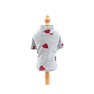Grijs hondenshirt met col en rode hartjes, comfortabele gebreide kleding voor kleine hondjes.