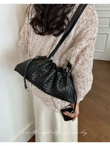 Sac porté épaule en cuir tressé noir, sac nuage vintage pour femme, modèle chic et tendance.