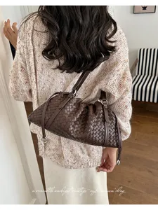 Sac à bandoulière tissé froncé marron pour femmes, sac à main de mode de style vintage.