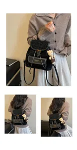 Vue détaillée du sac à dos vintage noir avec pendentif ours mignon et compartiment spacieux.