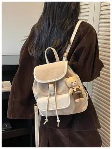Sac à dos en cuir beige vintage détail avec poche avant et joli pendentif ours.