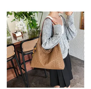 Detailansicht einer eleganten Umhängetasche mit Leopardenmuster für den Alltag.