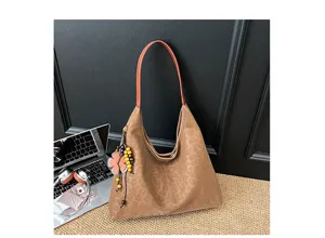 Braune Leopardenmuster Wildleder Tote Tasche mit orangeem Griff und Perlen Blumen Anhänger Damen.