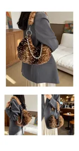 Sac bandoulière hobo en fausse fourrure peluche vintage, design croissant perlé chic.