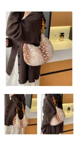 Vue détaillée du sac sous bras en peluche vintage avec motif faon et poignée en perles.