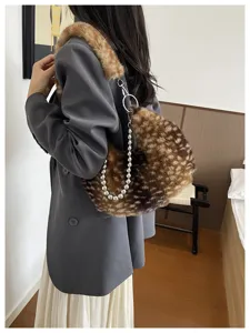 Sac en peluche marron tendance avec chaîne en métal chic, idéal pour le style d'automne.