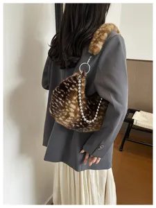 Sac porté épaule en peluche avec chaîne en métal, design tendance en fausse fourrure automne.