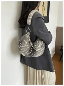 Sac à épaule vintage en peluche duveteuse pour femme avec chaîne en métal chic mode.