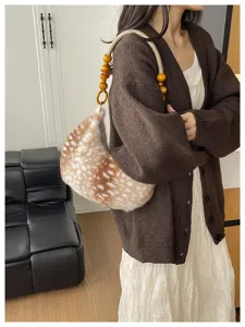 Sac épaule sous les bras en peluche tendance avec motif faon et perles en bois.