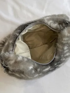 Sac à épaule moelleux en peluche grise pour femme, sac à main rétro en fausse fourrure douce.