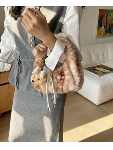 Bolso de mano de felpa suave para mujer invierno elegante bolso nube con colgante oso.