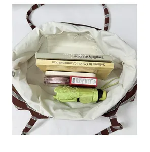 Vista interna dettagliata di una borsa in tela che mostra grande capacita di archiviazione utile.