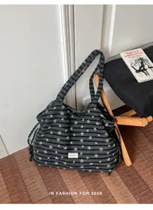 Vista dettagliata della borsa tote casual grigia a righe con stelle, borsa a spalla in tela comoda.