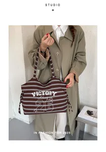 Borsa a tracolla casual in tela da donna, elegante design a righe per il commuting autunnale.