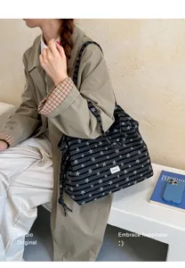 Borsa a tracolla in tela per donna, elegante shopper capiente con stampa a stelle per uso quotidiano.