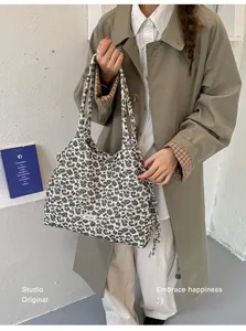 Borsa a tracolla in tela con stampa leopardo da donna, borsa grande casual per il commuting.