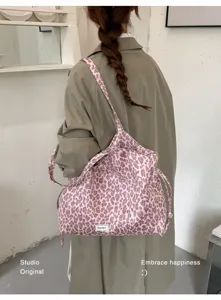 Borsa a tracolla in tela con stampa leopardata rosa, grande shopper casual per autunno.