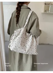 Dettaglio ravvicinato della comoda borsa in tela casual con stampa di stelle e coulisse.