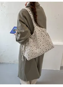 Borsa a tracolla in tela con motivo a stelle da donna, grande shopper elegante per l'uso.