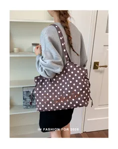 Borsa a tracolla in tela a pois di grande capacità per donna, stile casual ed elegante.