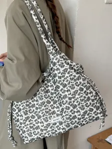 Borsa a tracolla casual in tela di grande capacità per donna con elegante stampa leopardata.