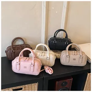 Vue détaillée du sac à main bandoulière Boston en cuir PU pour femme en plusieurs couleurs.