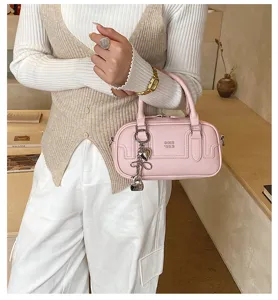 Sac à main bandoulière carré en cuir rose style rétro coréen pour femme avec joli pendentif.