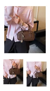 Sac à main marron rétro pour femme, élégant sac bandoulière avec pendentif métallique quotidien.