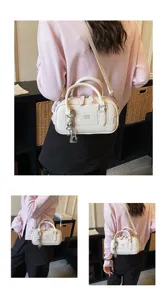 Sac a main vintage blanc style coreen avec poignee superieure et bandouliere tendance.