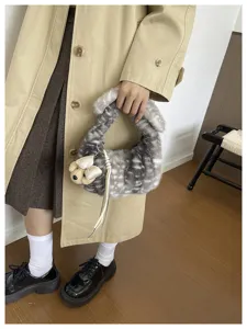 Elegante bolso de mano plisado de felpa suave con bonito colgante de oso para mujeres.